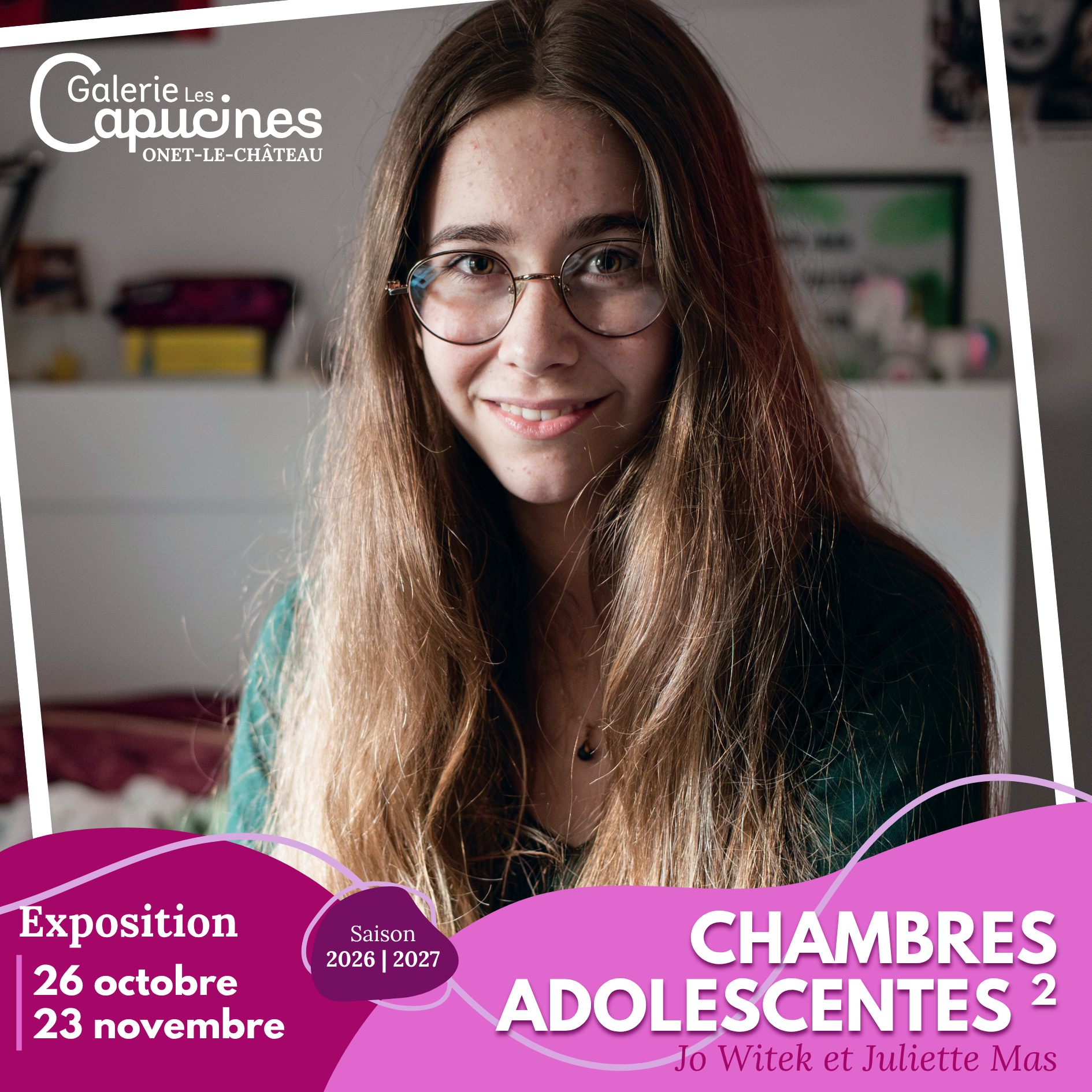 Affiche de l’exposition « Chambres adolescentes 2 », avec le portrait d’une adolescente portant des lunettes, du 26 octobre au 23 novembre 2026 à la Galerie Les Capucines, à Onet-le-Château.
